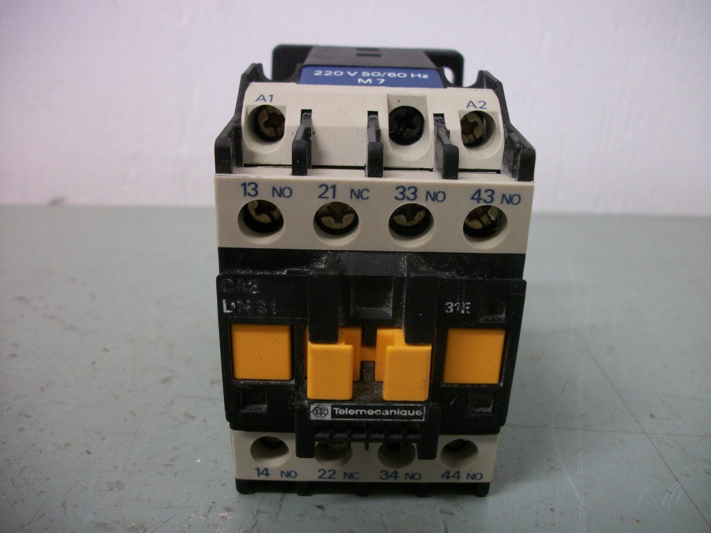 TELEMECANIQUE CONTROL RELAY CA2DN31M7 10AMP 220VCOIL
