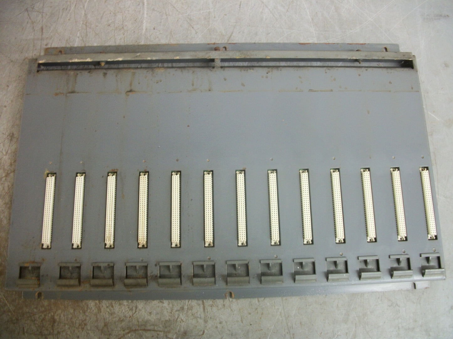 GIDDINGS & LEWIS 13-SLOT PLC CHASSIS RACK 503-18011-03R2