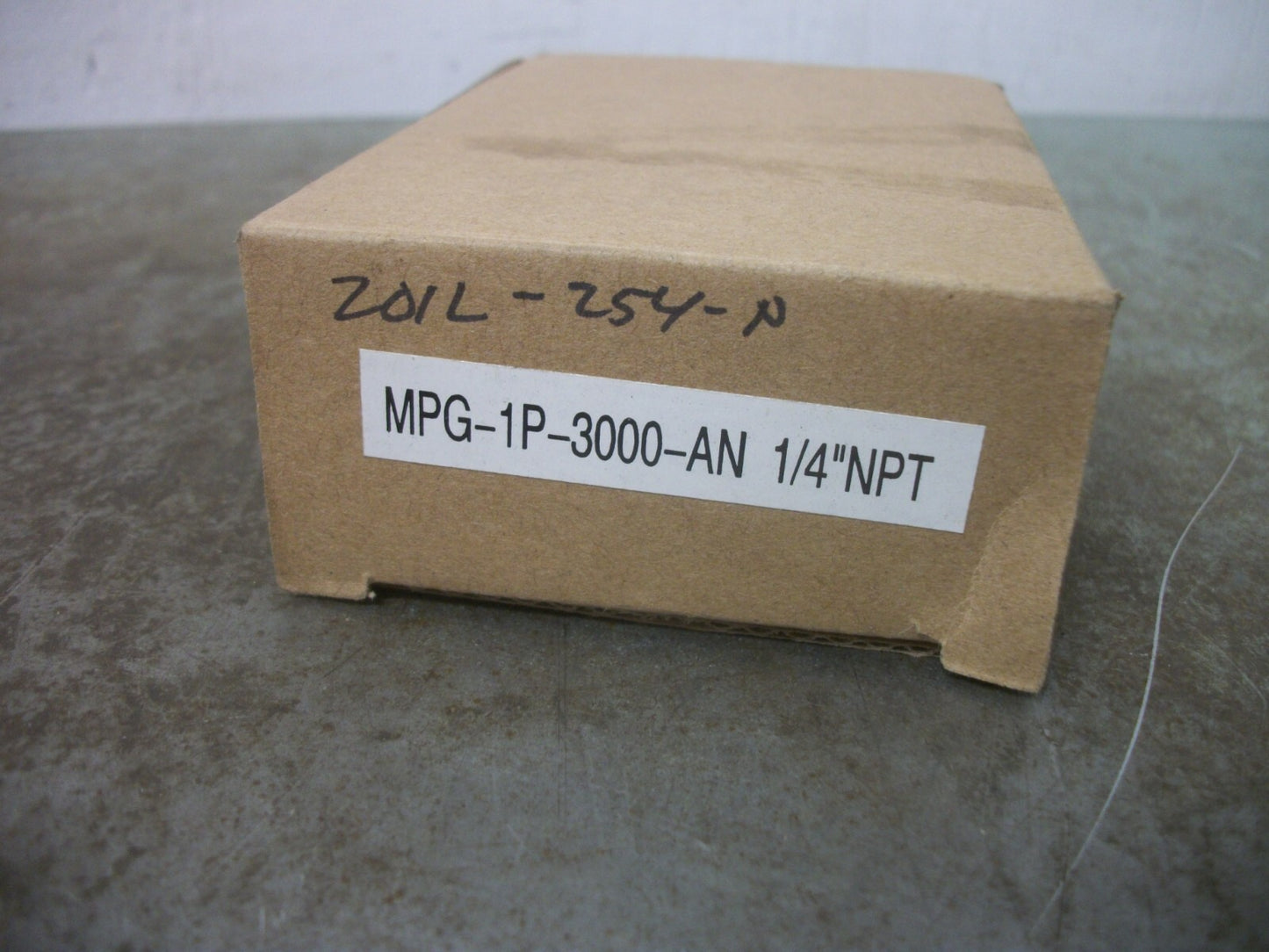 GENERIC 1/4" NPT LIQUID-FILLED PRESSURE GAUGE MPG-1P-3000-AN 0-3000PSI NIB