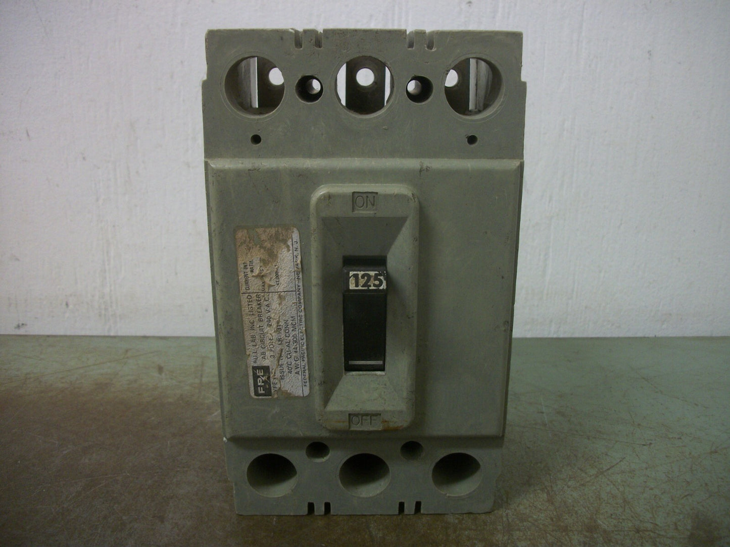 FEDERAL PACIFIC HEJ CIRCUIT BREAKER HEJ233125 125AMP 240VOLT 3POLE CHIPPED