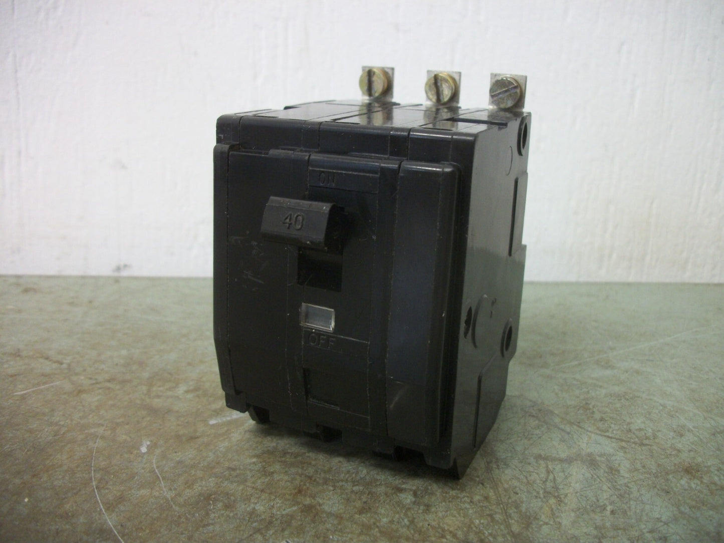 SQUARE D QOB CIRCUIT BREAKER QOB340 40AMP 240VOLT 3POLE OLD