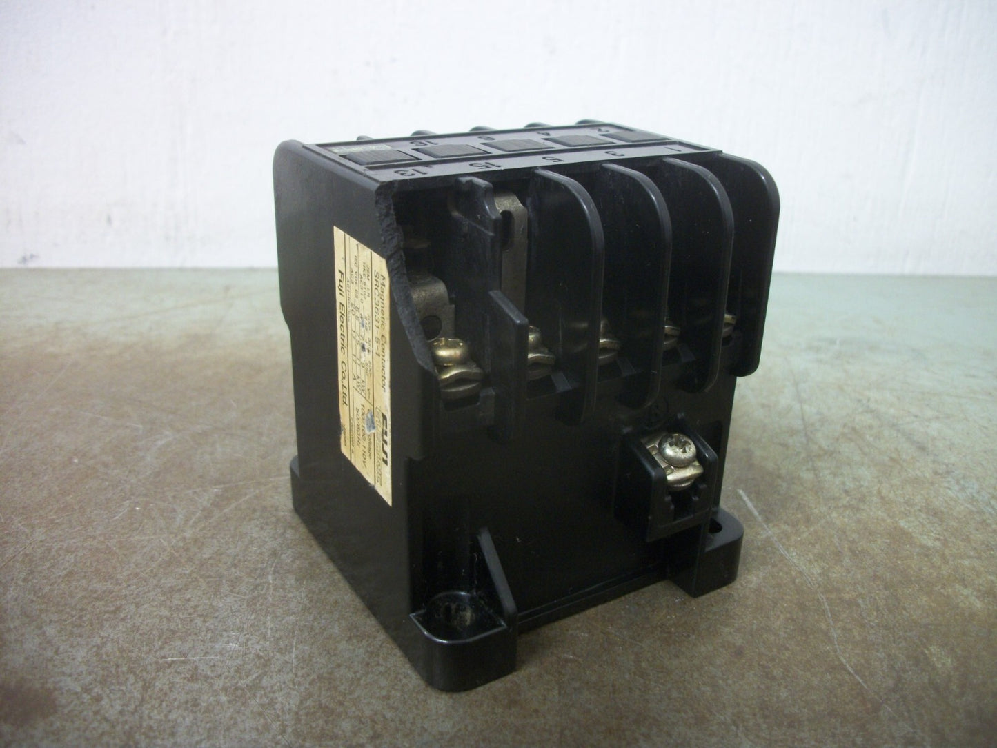 FUJI CONTACTOR SRC3631-5-1 30AMP 100-110VCOIL CHIPPED