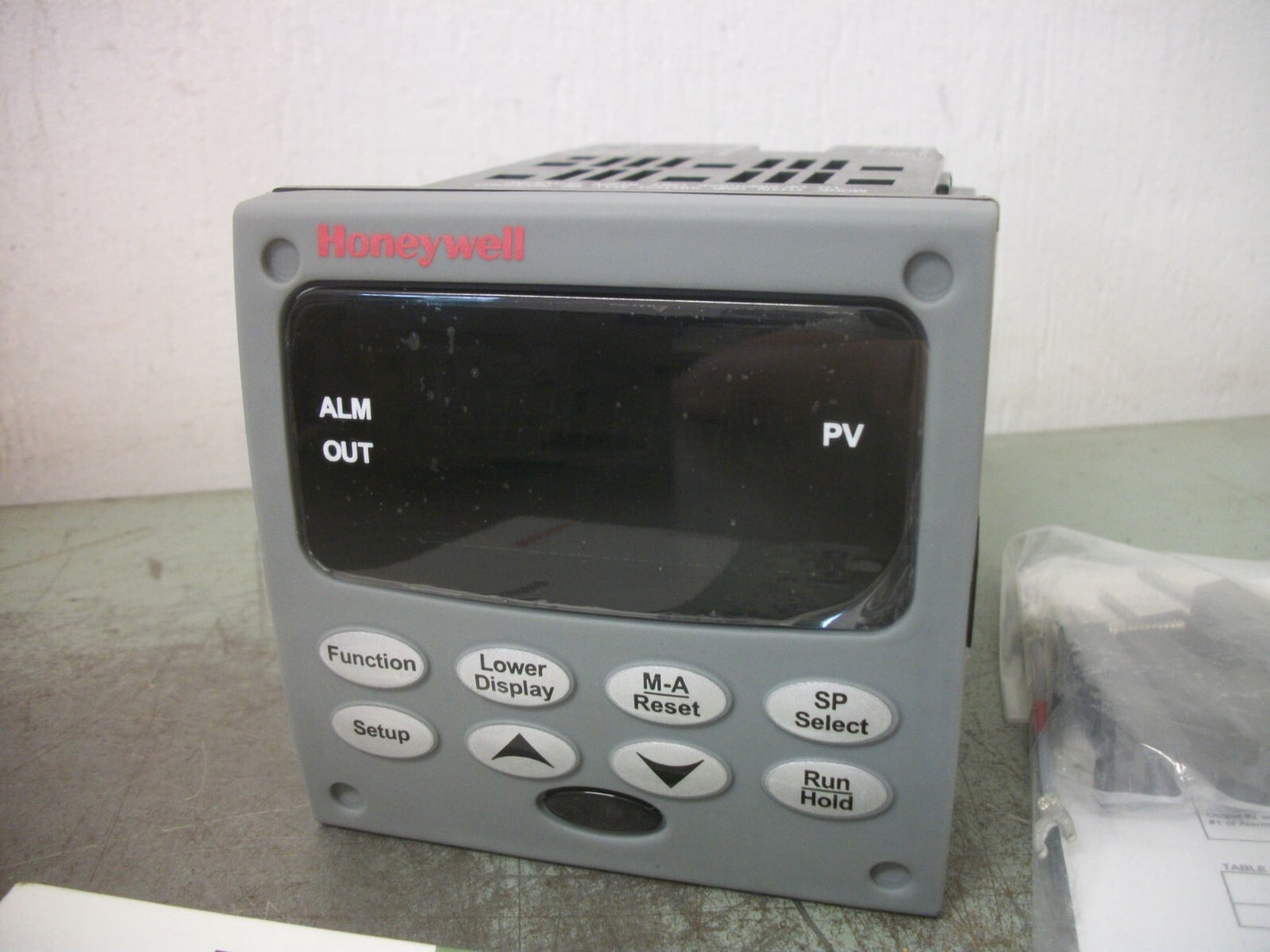 HONEYWELL UDC2500 TEMPERATURE CONTROLLER DC2500-E0-1L00-200-00000-00-0 NOB
