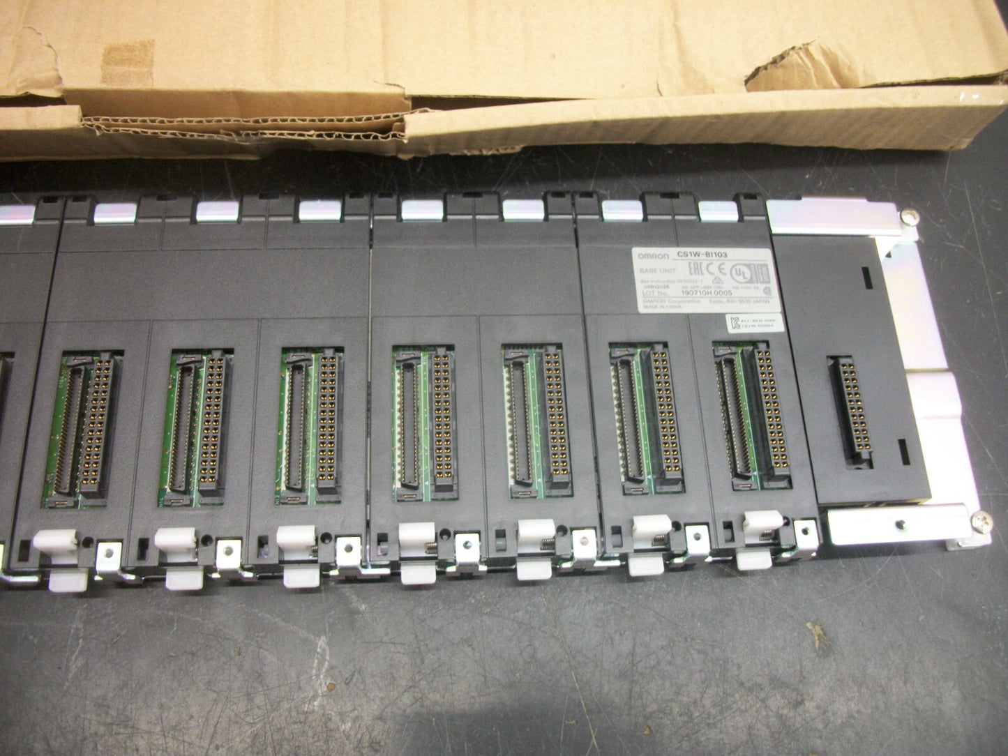 OMRON 10-SLOT PLC BASE UNIT CS1W-BI103 NIB
