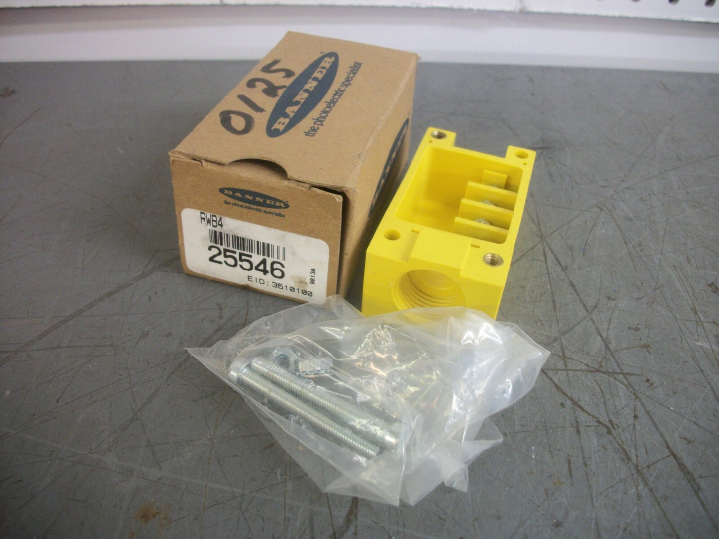 BANNER MAXI-BEAM POWER BLOCK WIRING BASE RWB4 NIB