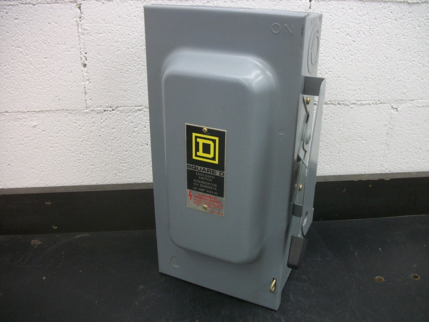 SQUARE D DISCONNECT TYPE 1 D323N 100AMP 240VOLT 3POLE FUSIBLE MISS ARC SHIELD