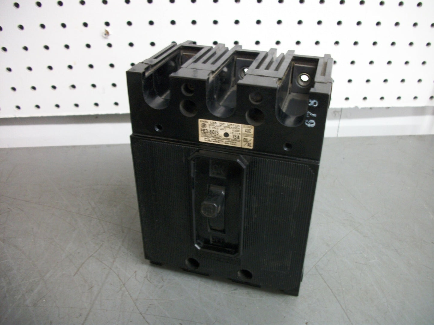 SIEMENS EE3 CIRCUIT BREAKER EE3B015 15AMP 240VOLT 3POLE CHIPPED
