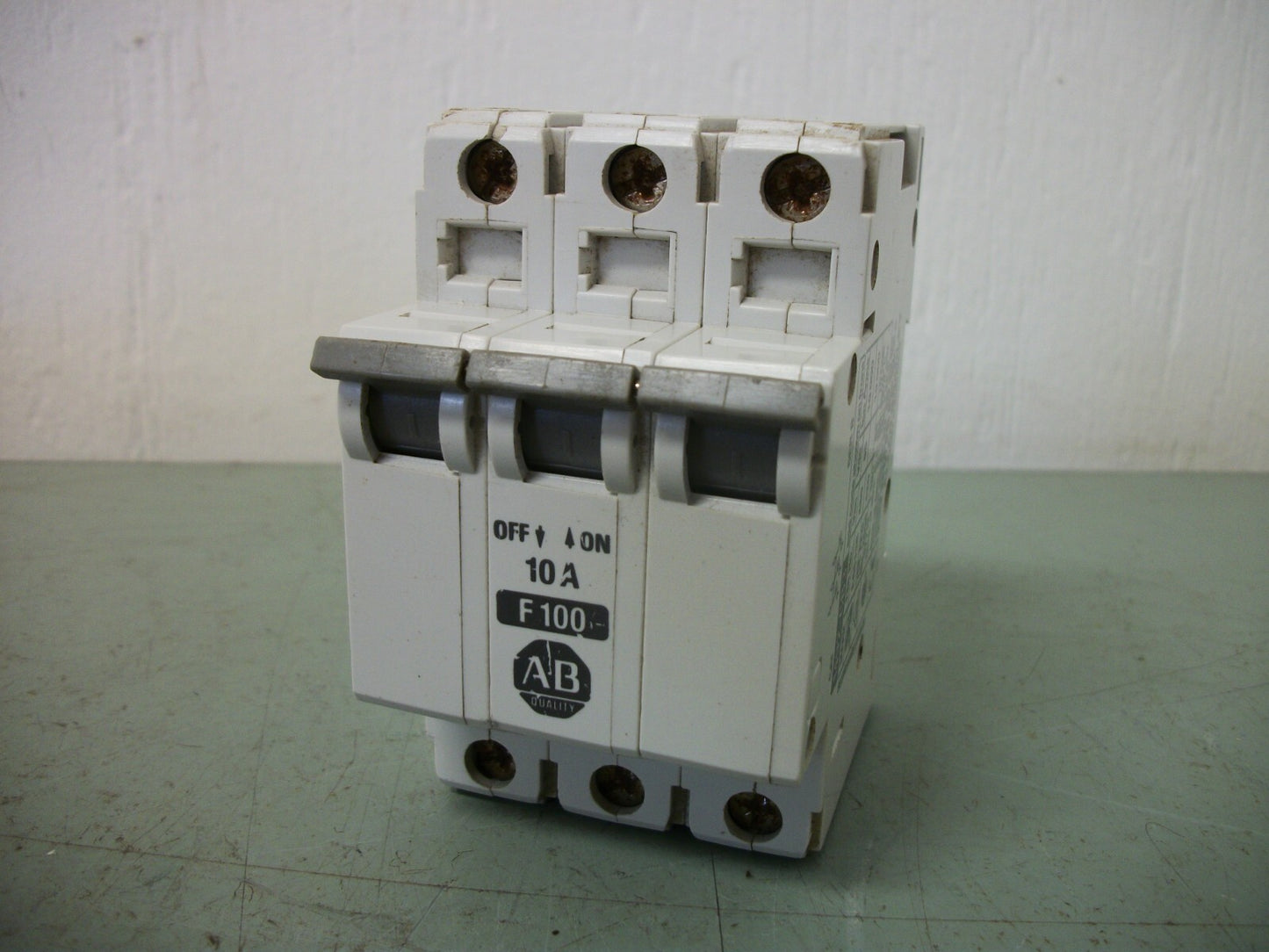 ALLEN-BRADLEY MOTOR CIRCUIT BREAKER 1492-CB3F100 10AMP 480VOLT 3POLE