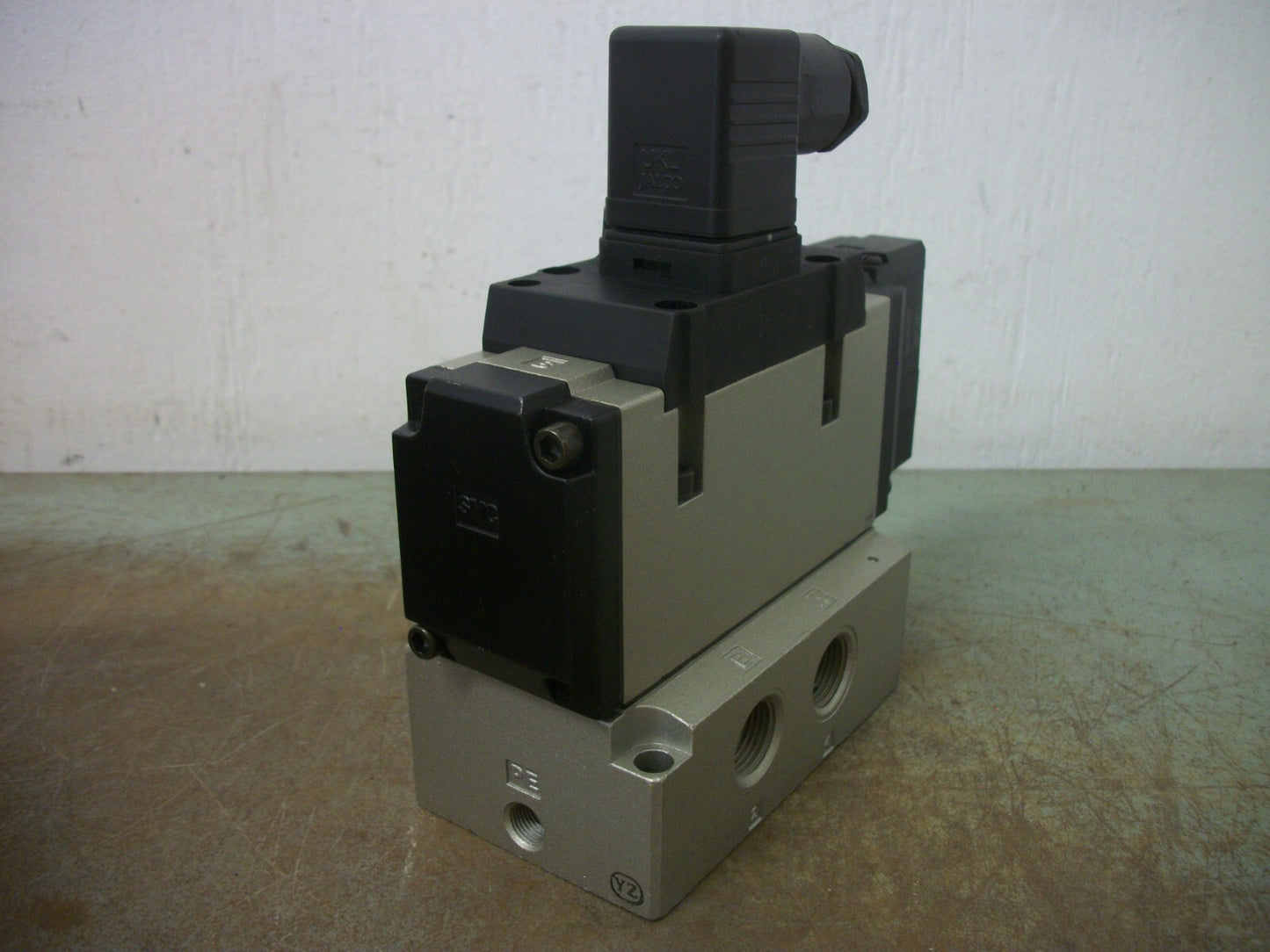 SMC PNEUMATIC SOLENOID VALVE VFS4110-X12 21-26VCOIL NOB