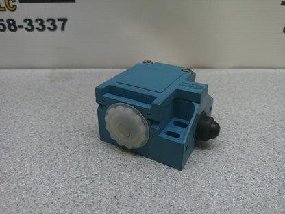 KLOCKNER-MOELLER LIMIT SWITCH AT11A-1-I 6AMP 300VOLT NOB