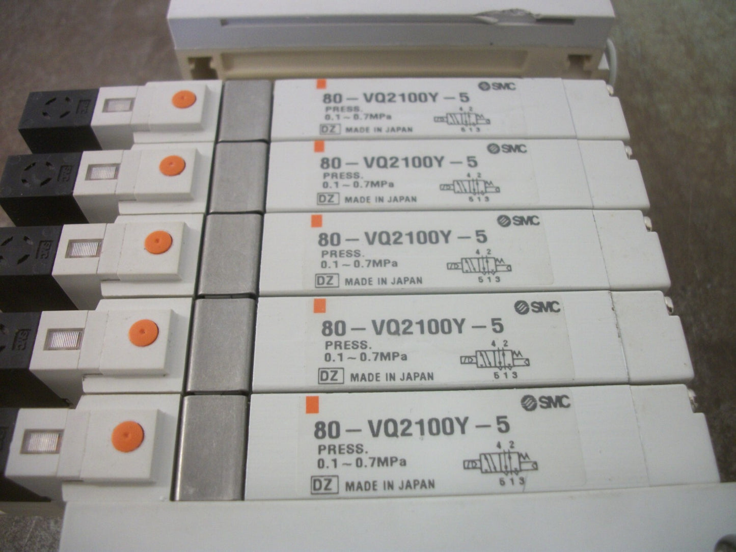 SMC MODEL SQ DEVICENET SERIAL UNIT EX120-SDN1 W/SOLENOID VALVES 80-VQ2100Y-5