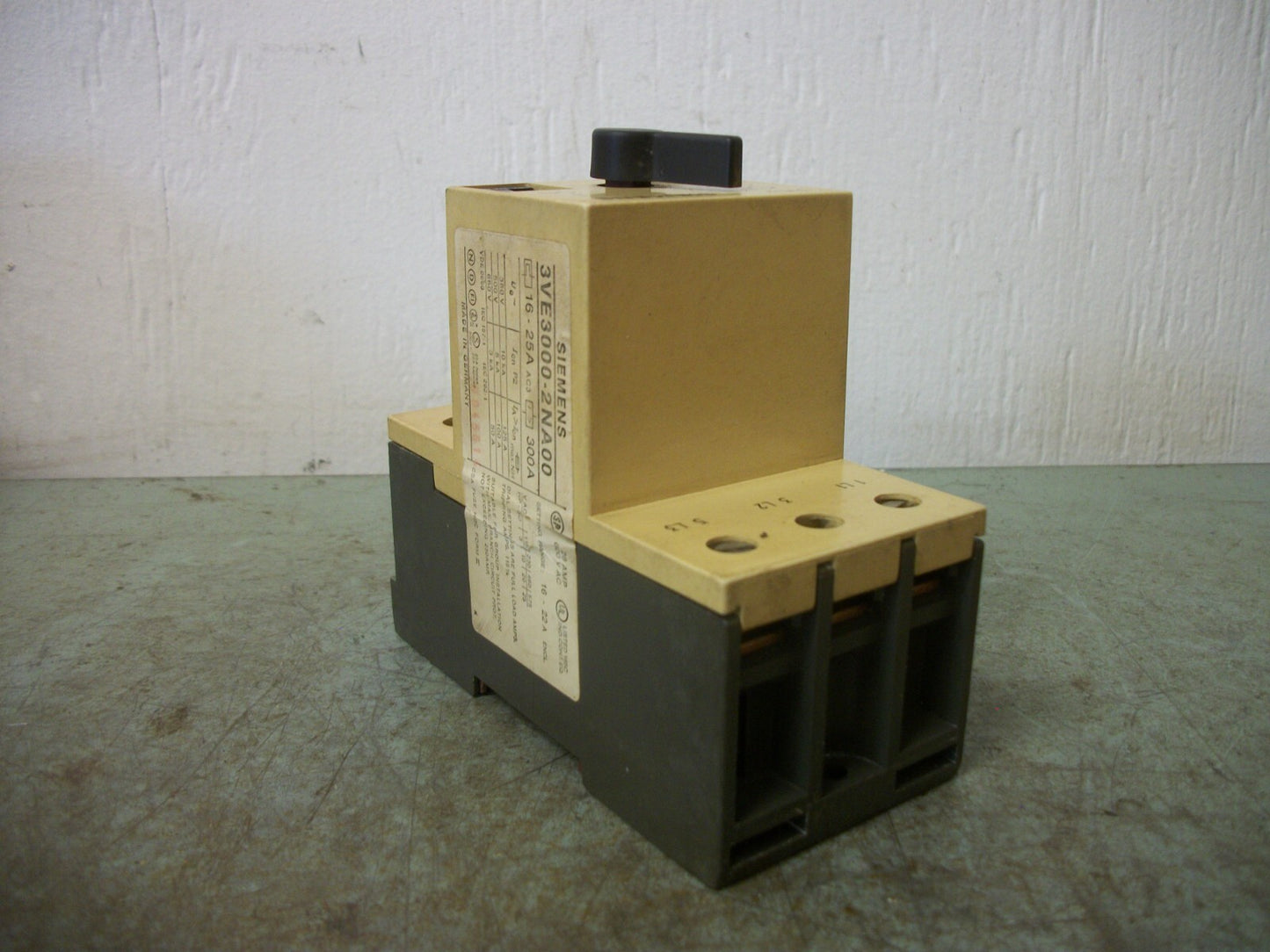 SIEMENS MOTOR CIRCUIT BREAKER 3VE3000-2NA00 16-25AMP