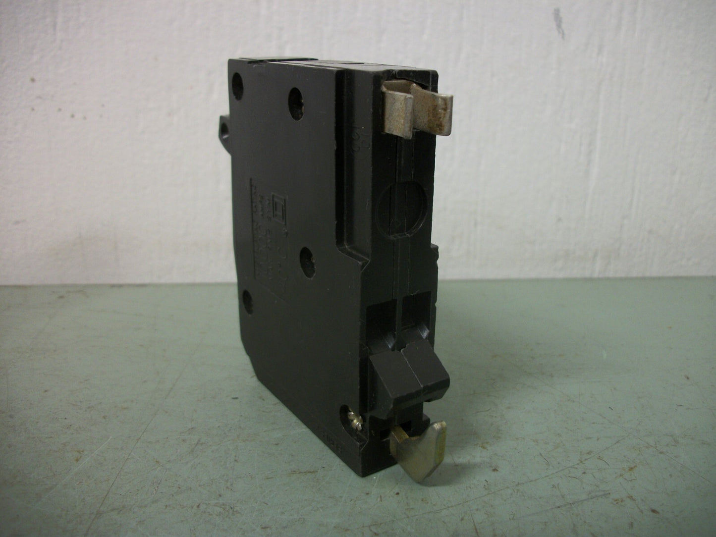 SQUARE D QOT TANDEM CIRCUIT BREAKER QOT2020 20AMP 240VOLT 2POLE HOOK NOB