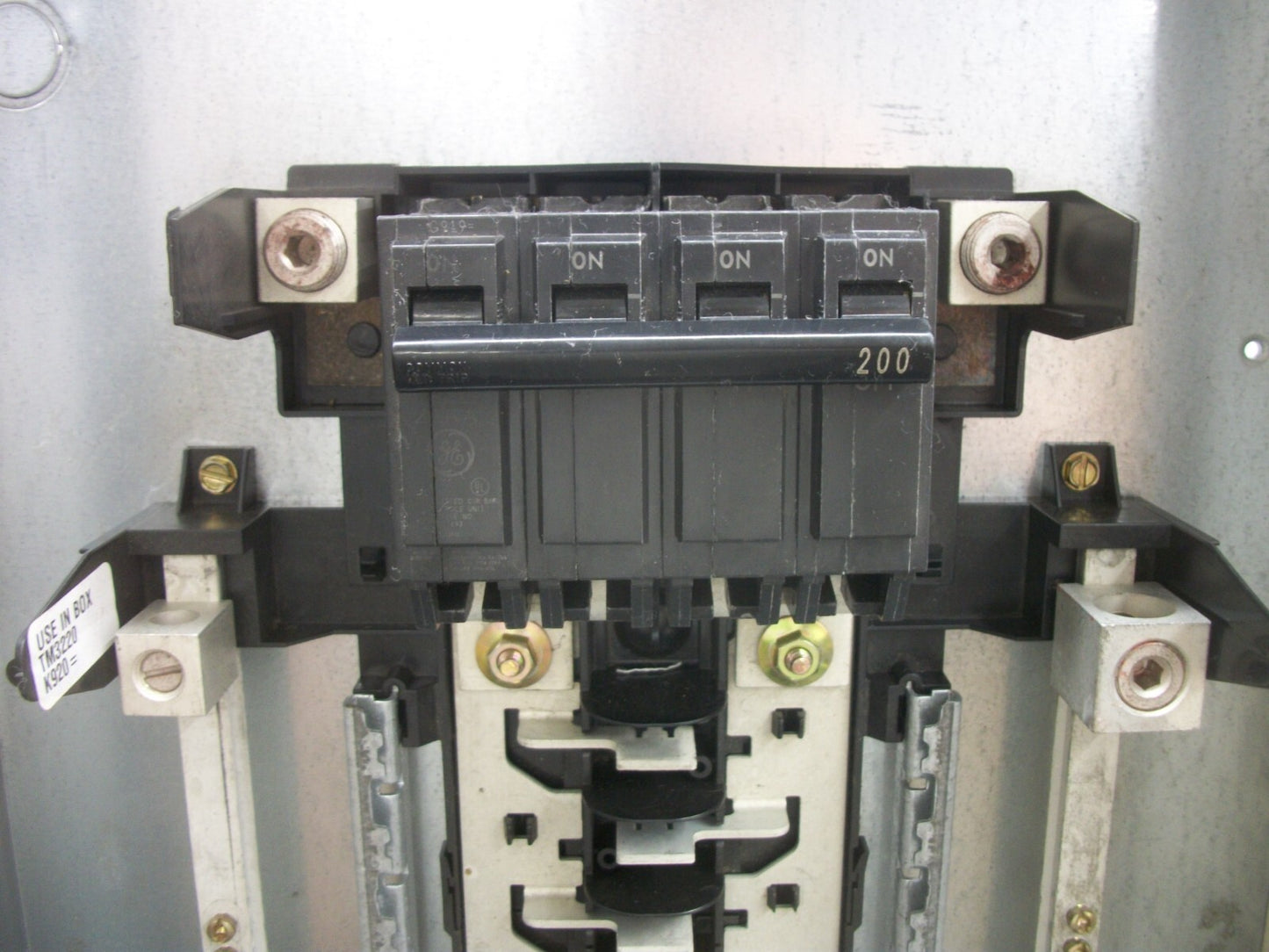 GE LOAD CENTER PANELBOARD TM3220CCU 200AMP 120-240VOLT 1PH W/200A MAIN NOB