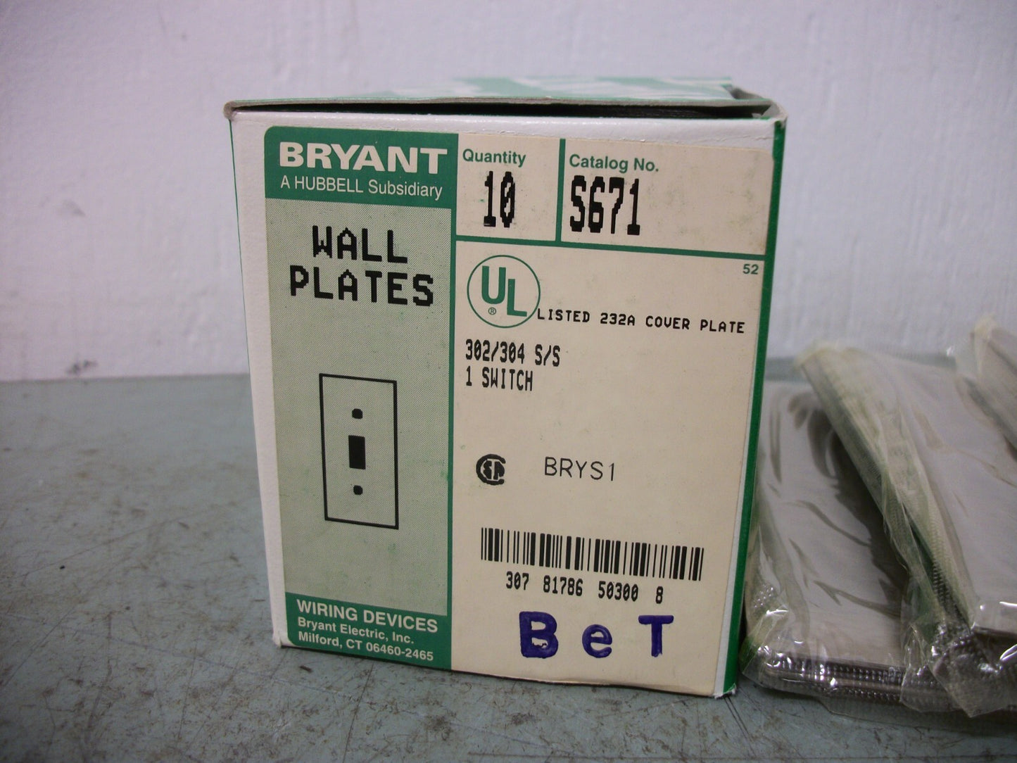 BRYANT BOX OF 10 SINGLE SWITCH SS WALL PLATES S671 NIB