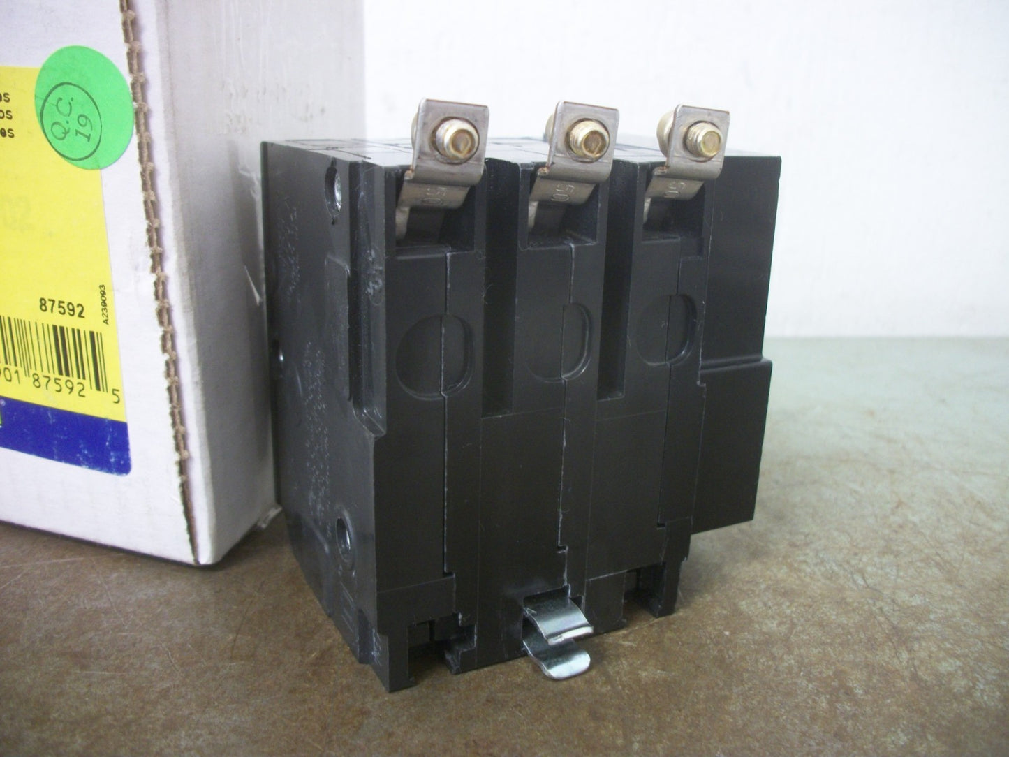 SQUARE D QOB CIRCUIT BREAKER QOB3201021 20AMP 240VOLT 3POLE W/SHUNT NIB