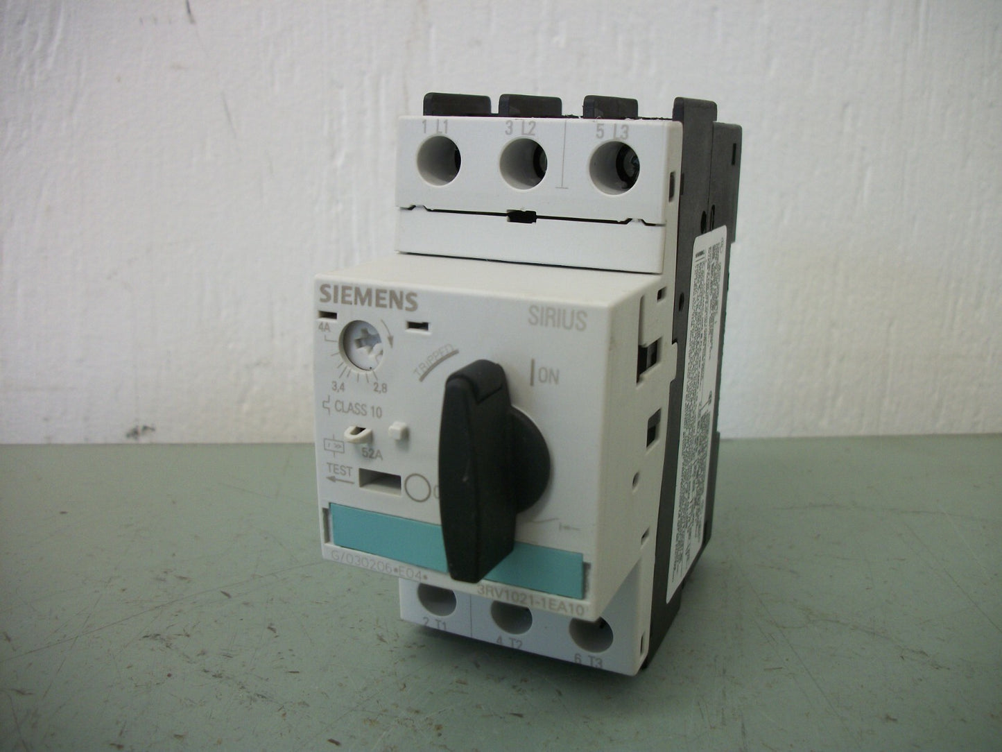 SIEMENS MOTOR CIRCUIT BREAKER 3RV1021-1EA10 2.8-4AMP
