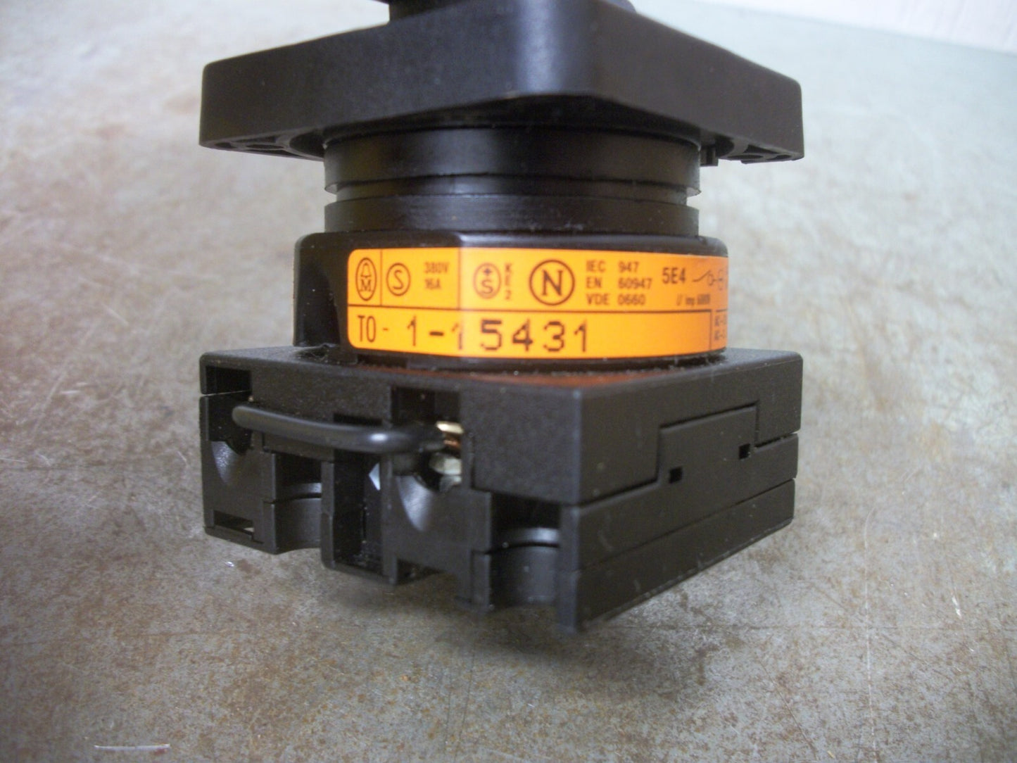 KLOCKNER-MOELLER 3-POSITION MAINTAINED SELECTOR SWITCH T0-1-15431