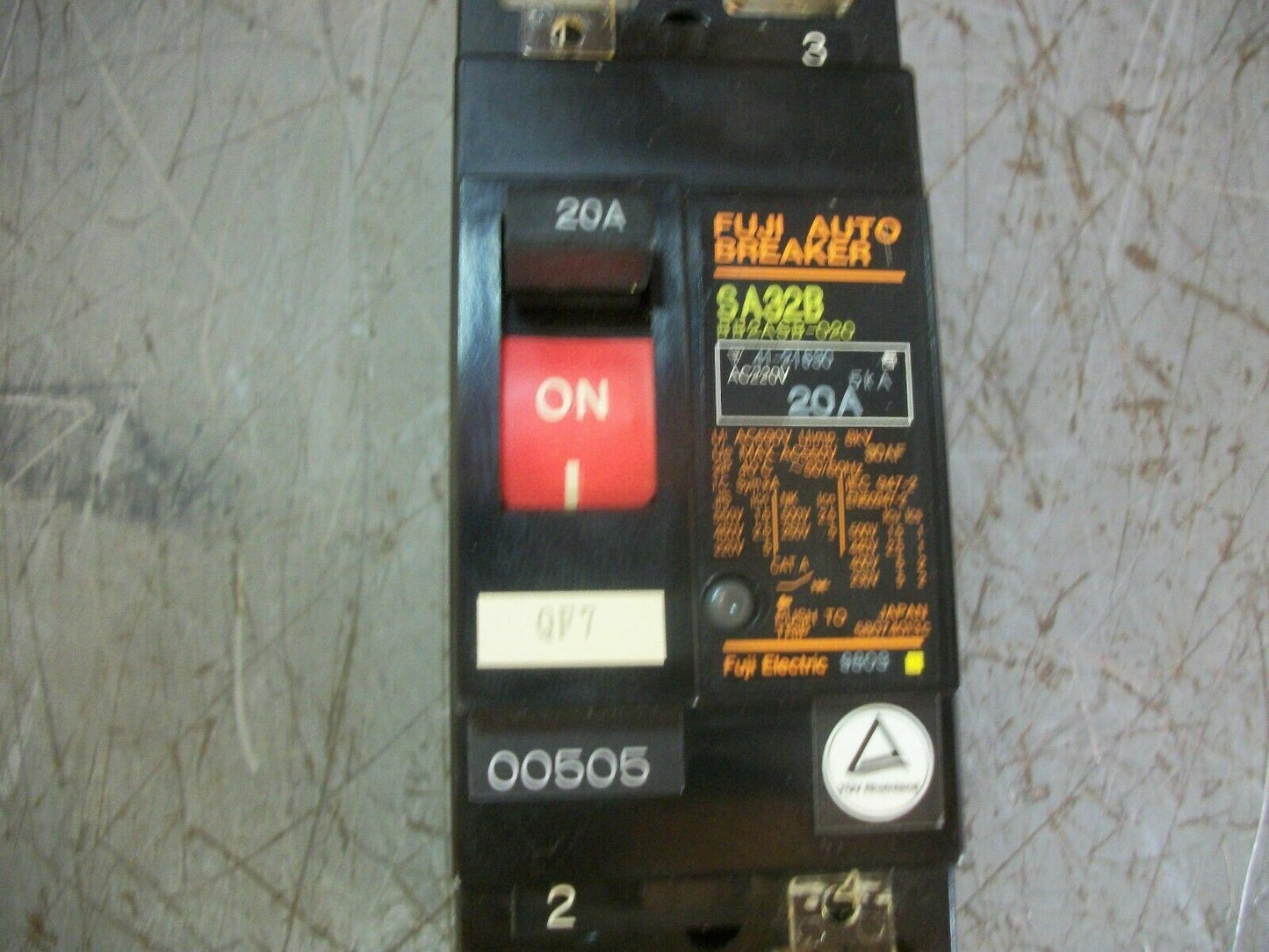 FUJI SA32B AUTO CIRCUIT BREAKER BB2ASB-020 20AMP 550VOLT 2POLE