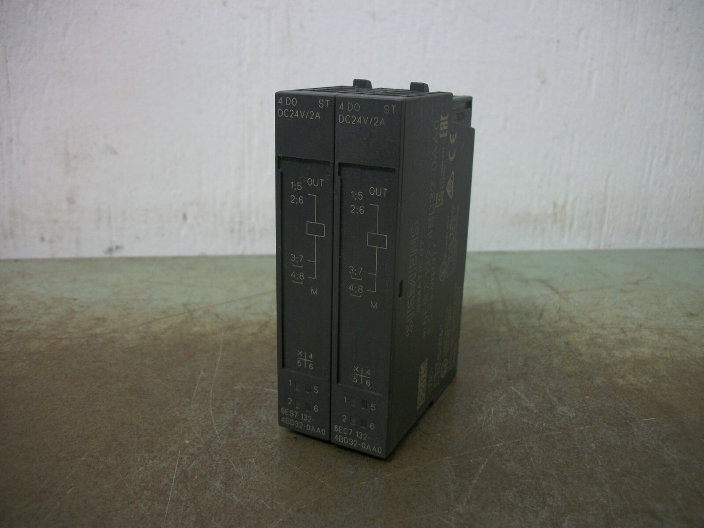 SIEMENS SIMATIC 7 LOT OF 2 4-POINT DIGITAL OUTPUT MODULES 6ES7132-4BD32-0AA0