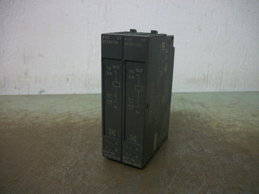 SIEMENS SIMATIC 7 LOT OF 2 4-POINT DIGITAL OUTPUT MODULES 6ES7132-4BD32-0AA0