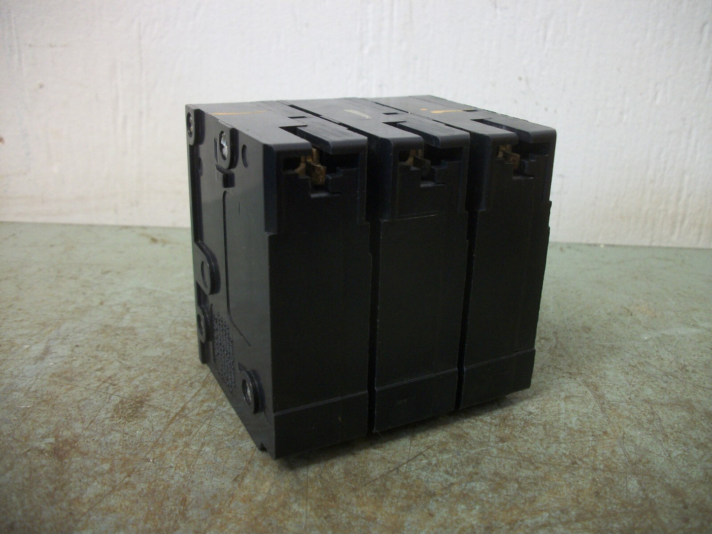 BRYANT BR CIRCUIT BREAKER BR3100 100AMP 240VOLT 3POLE