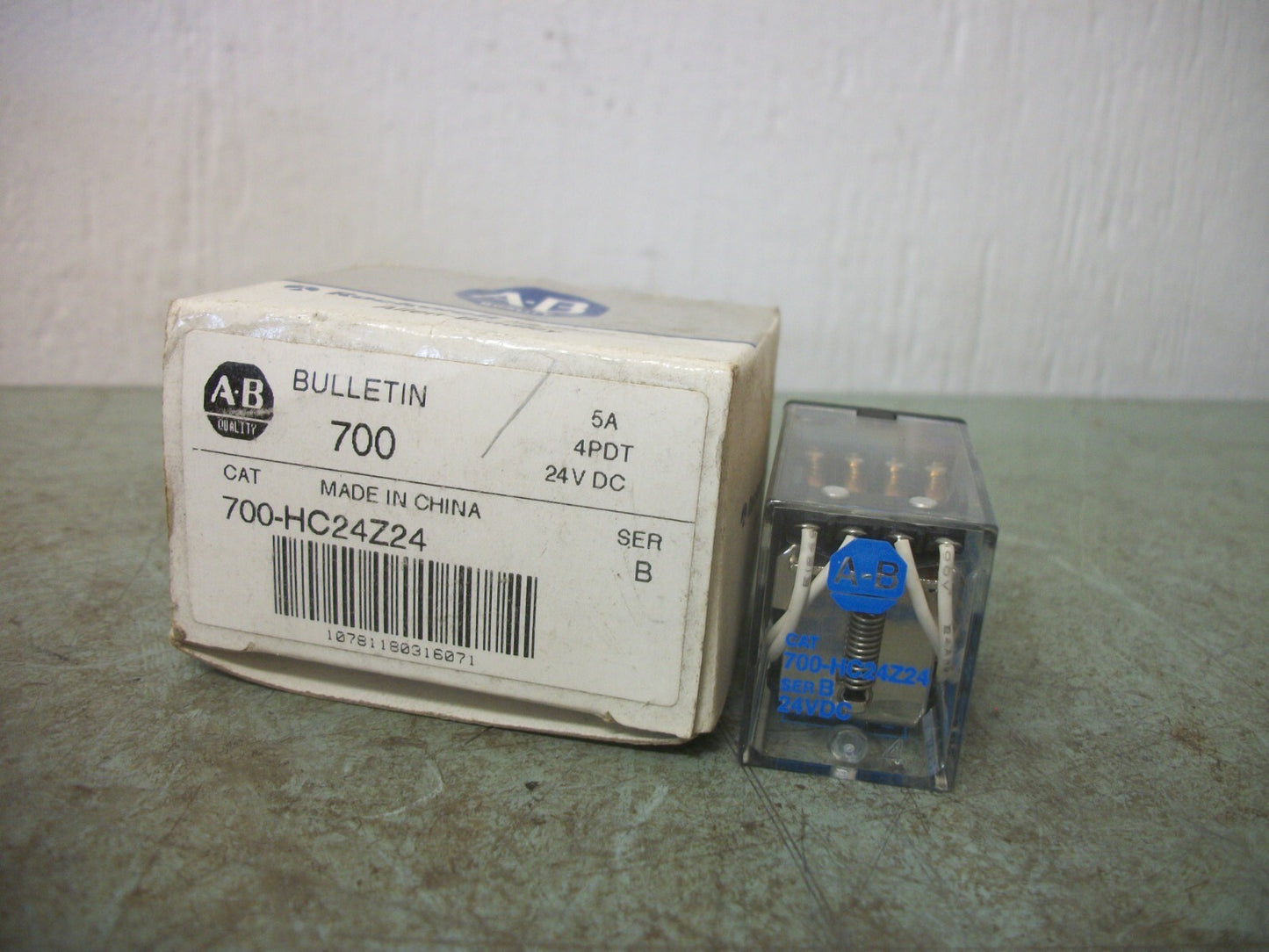 ALLEN-BRADLEY 4PDT RELAY SERIES B 700-HC24Z24 5AMP 24VCOIL NIB