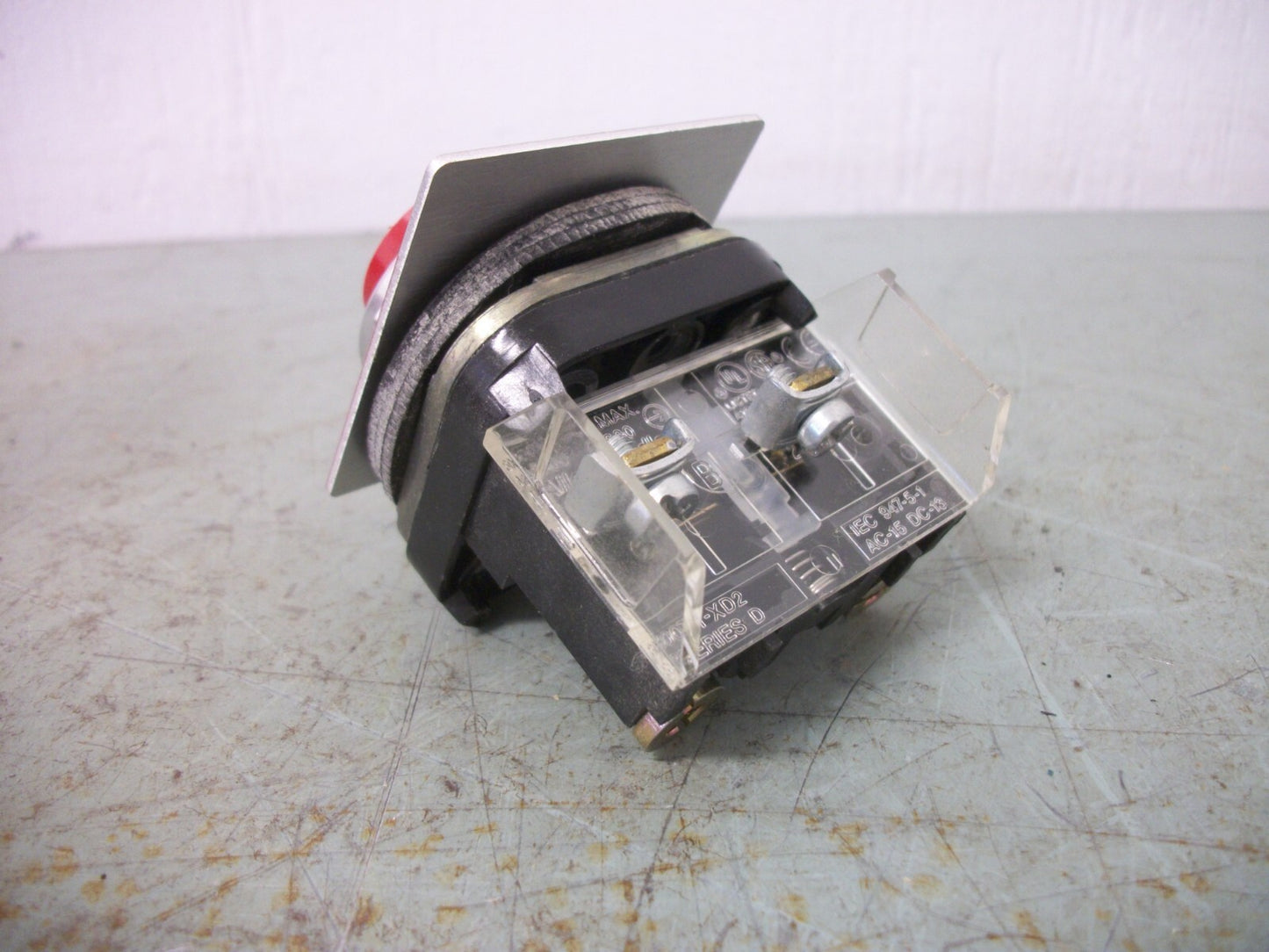 ALLEN-BRADLEY RED EXTENDED MOMENTARY PUSHBUTTON 800T-B... NOB