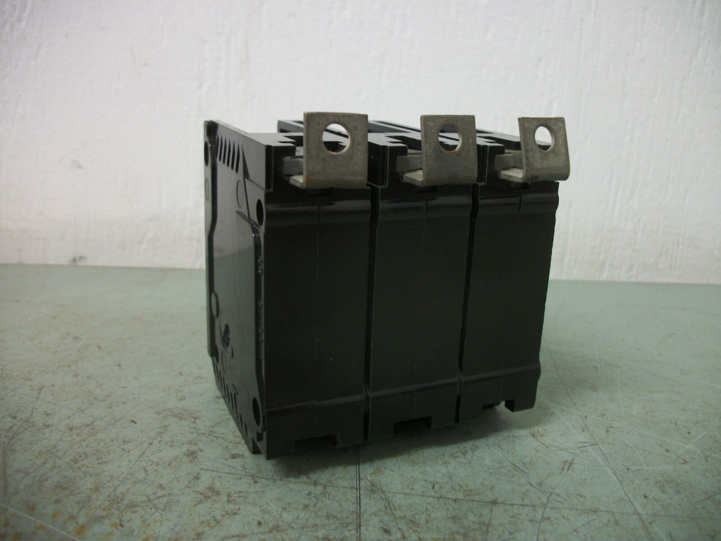 GTE SYLVANIA BQ CIRCUIT BREAKER BQ3C060 60AMP 240VOLT 3POLE CRACKED