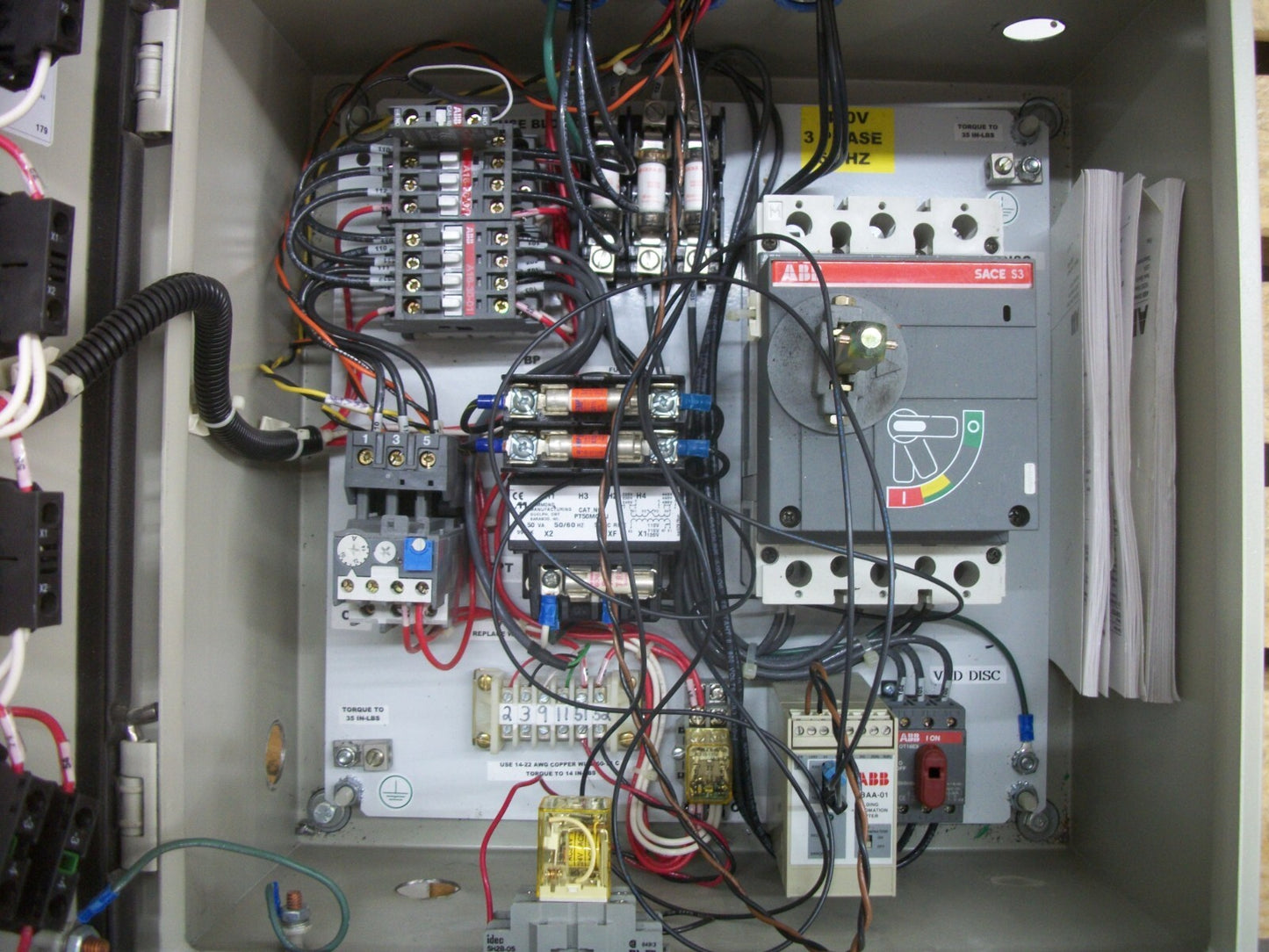 ABB AC DRIVE ACH401600935 480VOLT 3PH 15.3AMP W/DISCONNECT BOX