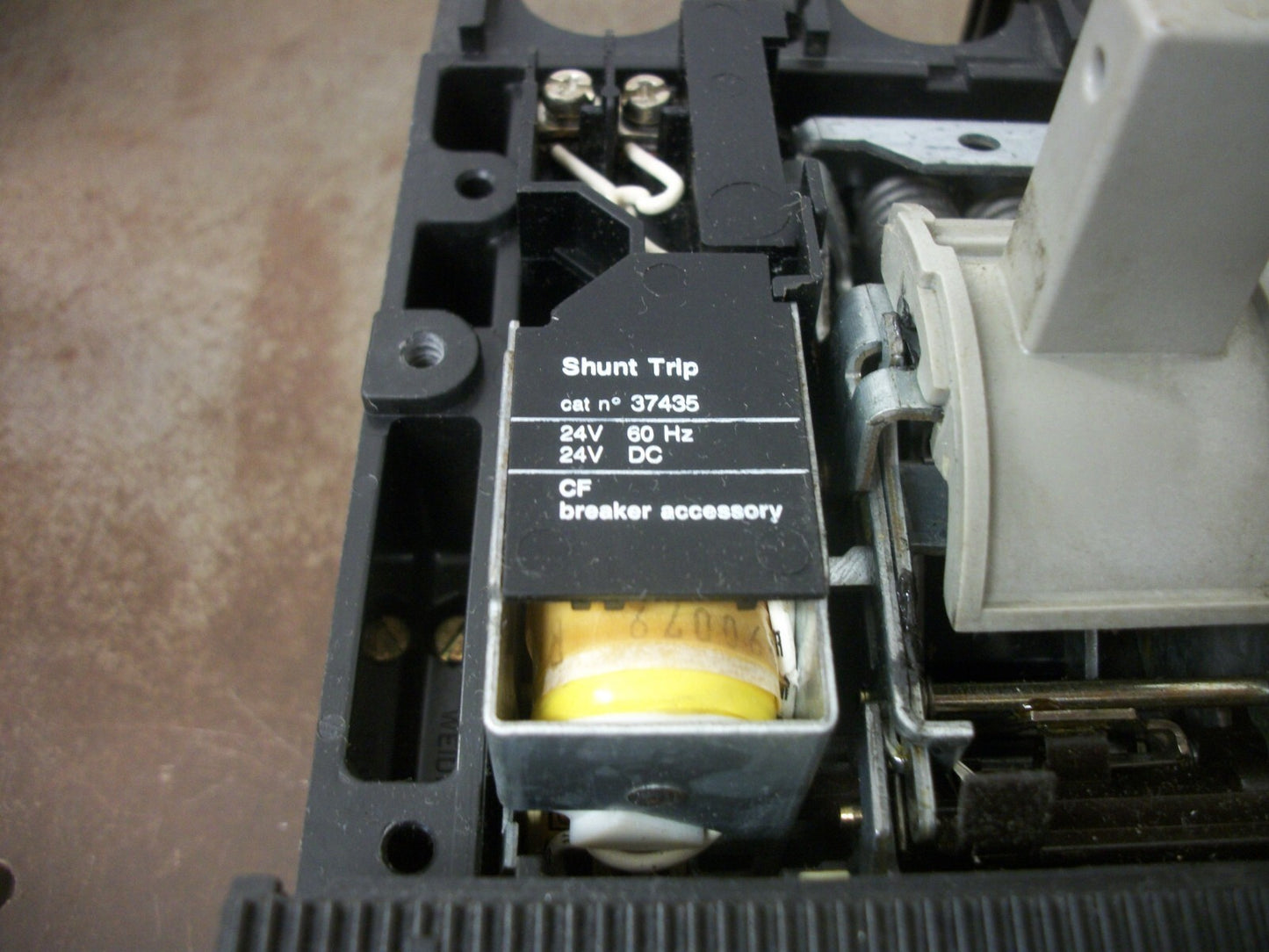 MERLIN GERIN COMPACT CF 250NA CIRCUIT BREAKER 37018 250AMP 480VOLT 3POLE