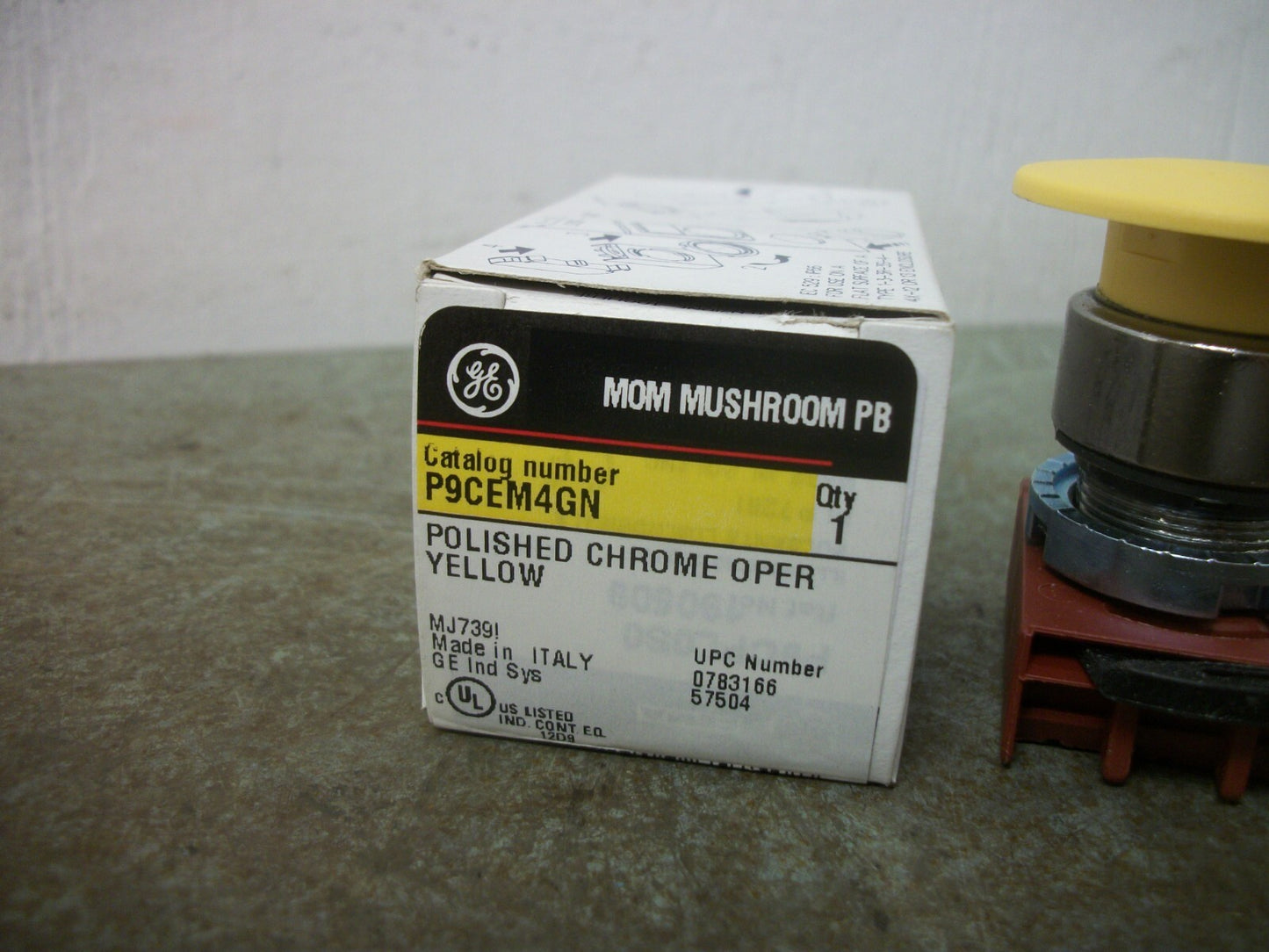 GE YELLOW MOMENTARY MUSHROOM PUSHBUTTON P9CEM4GN NIB