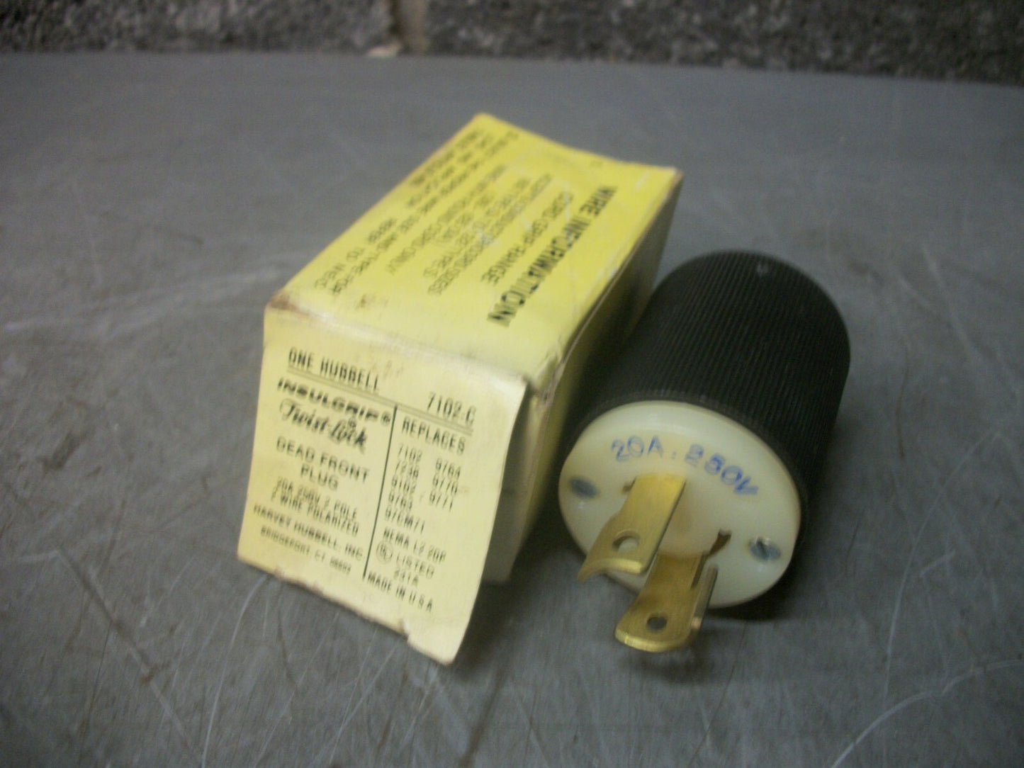 HUBBELL INSULGRIP TWIST-LOCK DEAD FRONT PLUG HBL7102-C 20AMP 250VOLT 2P 2W NIB