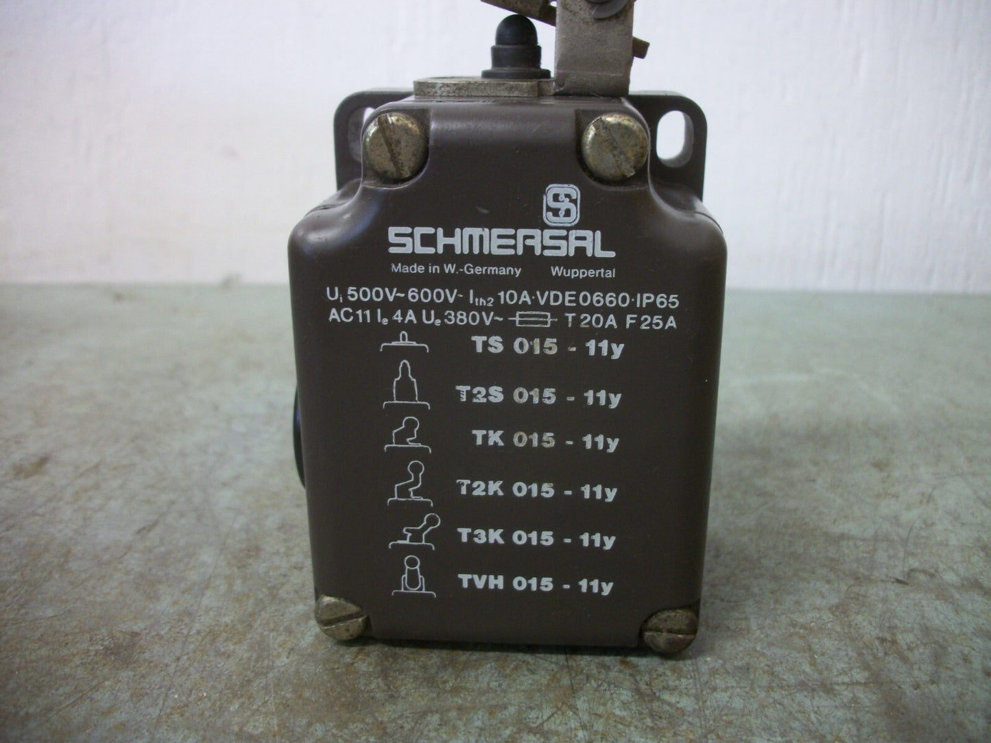 SCHMERSAL HEAVY DUTY LIMIT SWITCH T3K015-11Y NOB