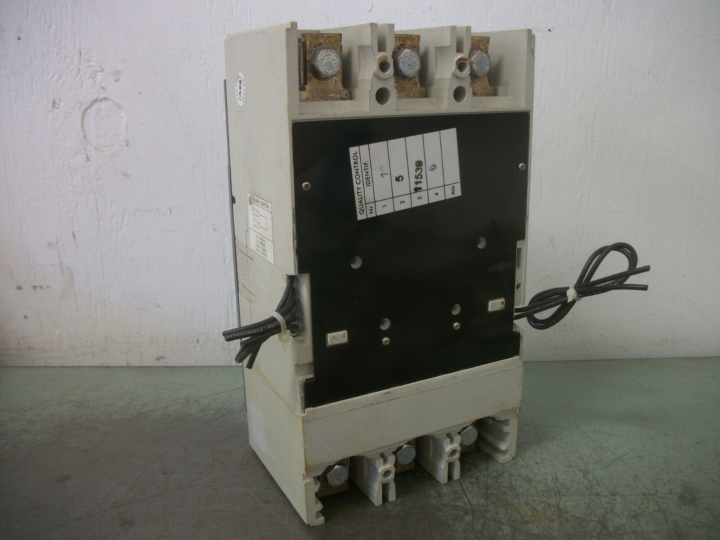 ABB SACE S5 S5N CIRCUIT BREAKER 122135080-001 300AMP 600VOLT 3POLE W/SHUNT&AUX