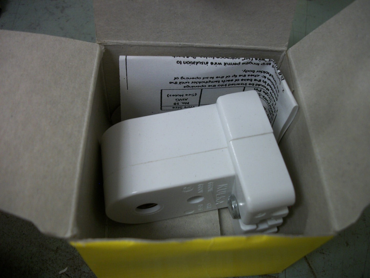 HUBBELL LOT OF 4 WHITE FLUORESCENT LAMPHOLDERS HBL2989 660WATT 600VOLT NIB