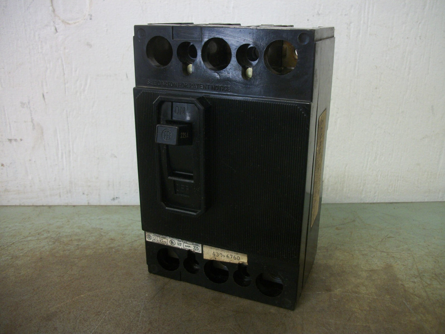 SIEMENS ITE ET88577 QJ3 CIRCUIT BREAKER QJ3S225 225AMP 240VOLT 3POLE W/SHUNT NOB