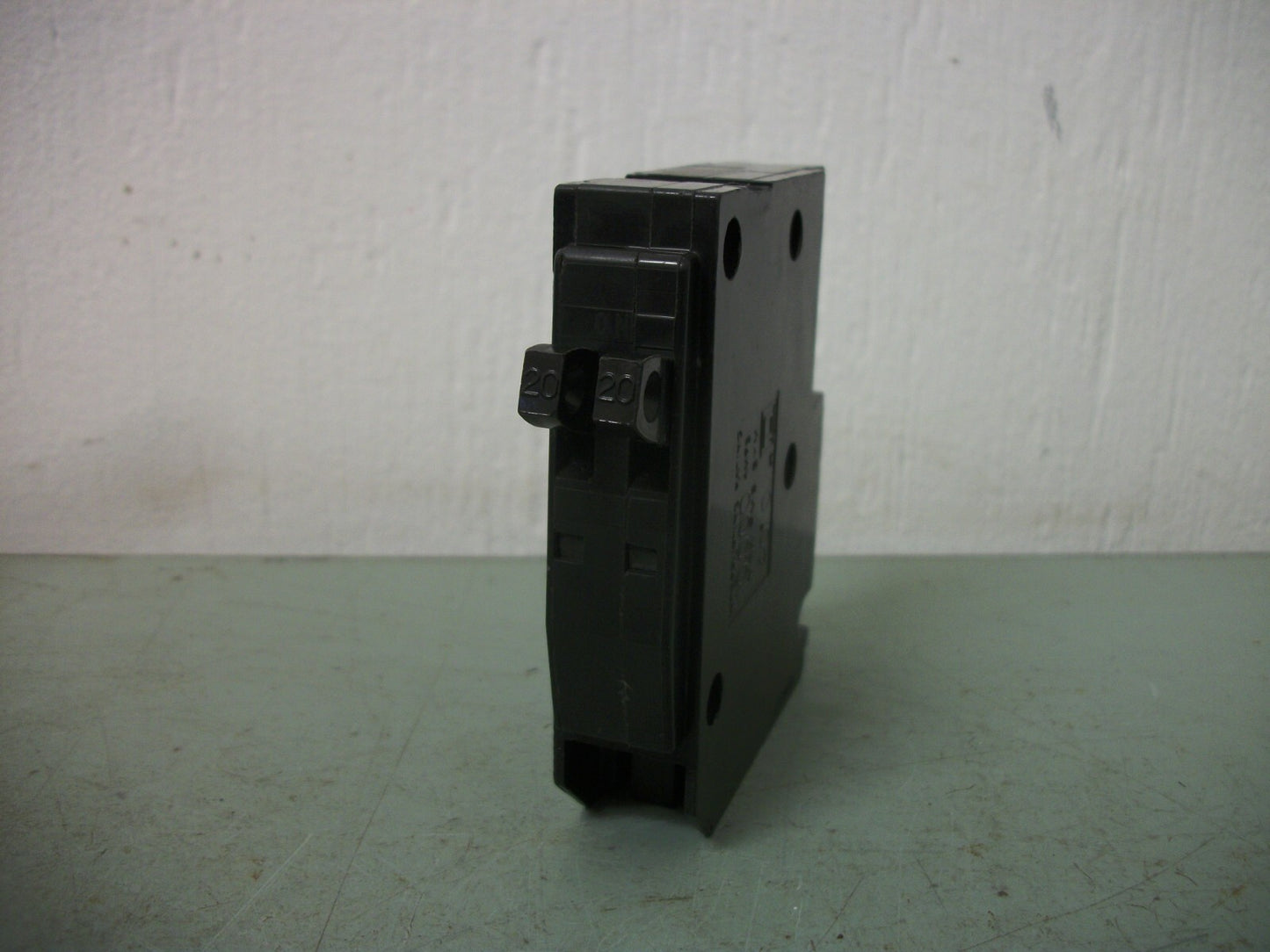 SQUARE D QOT TANDEM CIRCUIT BREAKER QOT2020 20AMP 240VOLT 2POLE HOOK NOB