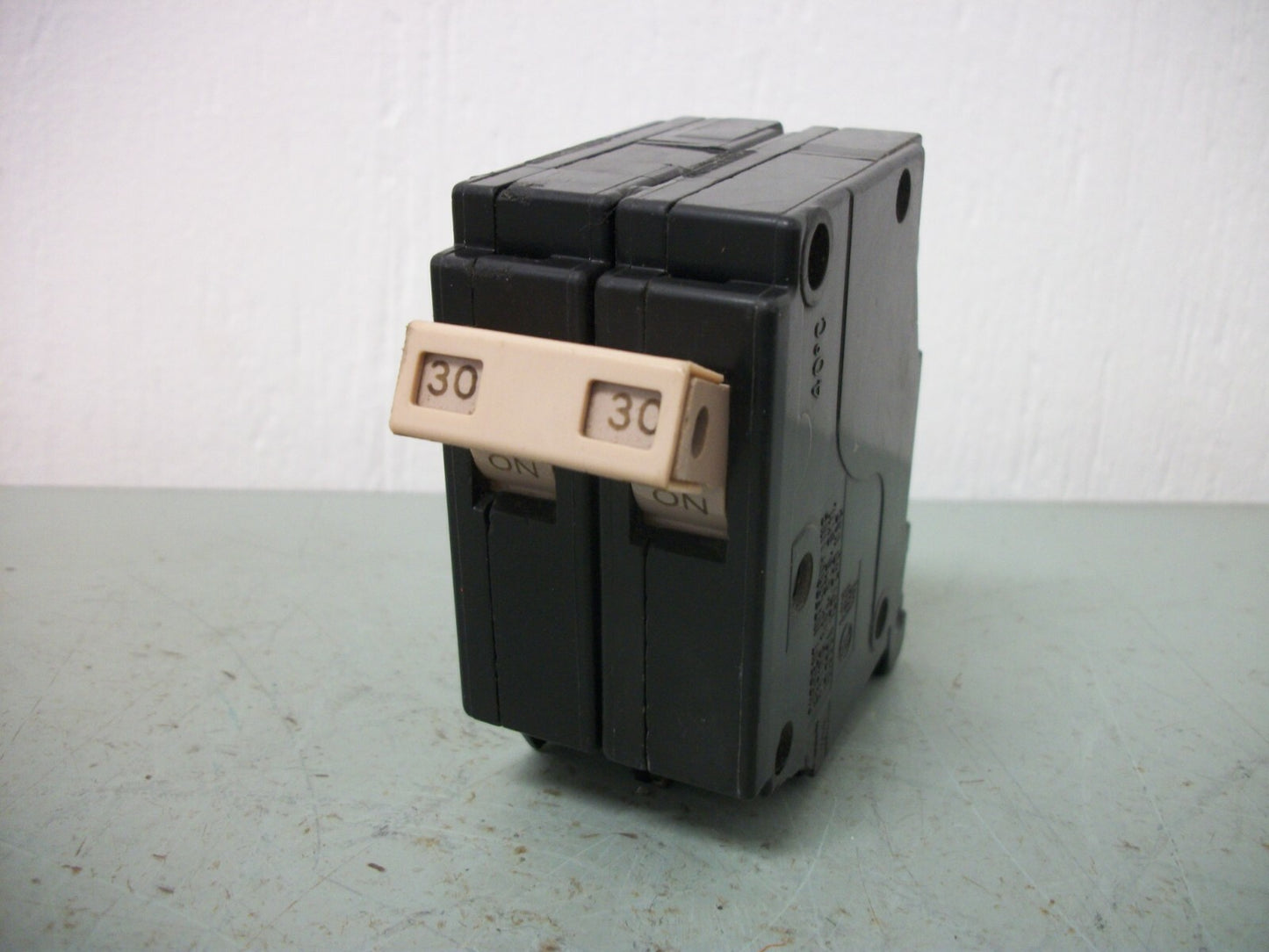 CUTLER-HAMMER CH CIRCUIT BREAKER CH230 30AMP 240VOLT 2POLE CHIPPED
