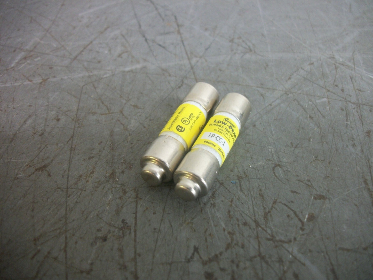 BUSSMANN LOT OF 2 LOW-PEAK FUSES LP-CC-1 1AMP 600VOLT NOB