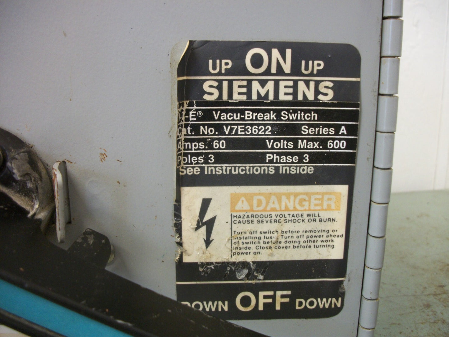 SIEMENS FUSIBLE VACU-BREAK BRANCH SWITCH V7E3622 60AMP 600VOLT 3POLE 3PH