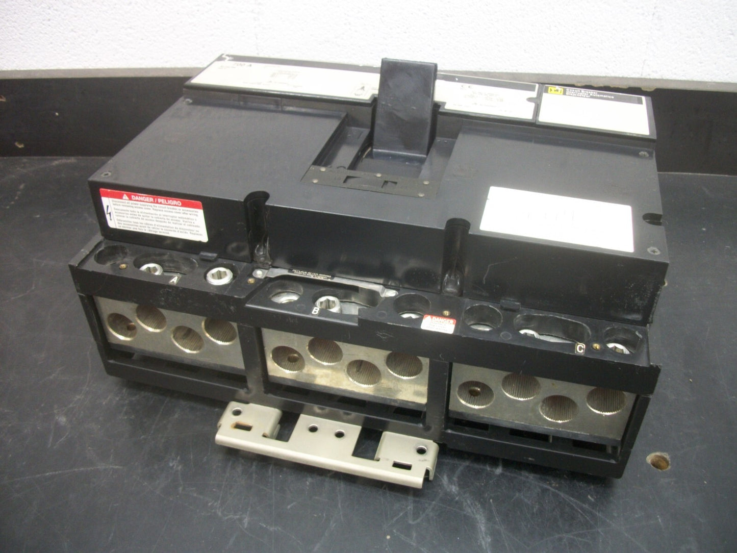 SQUARE D I-LINE NC CIRCUIT BREAKER NC36700 700AMP 600VOLT 3POLE GRAY