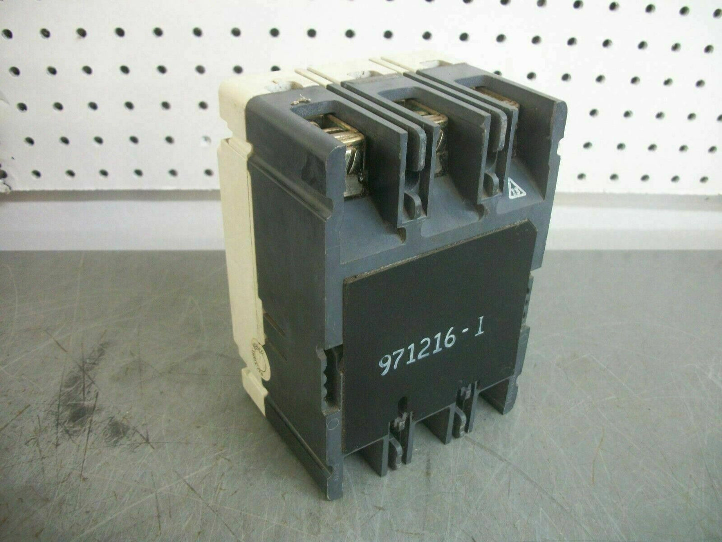 CUTLER-HAMMER HMCP CIRCUIT BREAKER HMCP003A0C 3AMP 600VOLT 3POLE