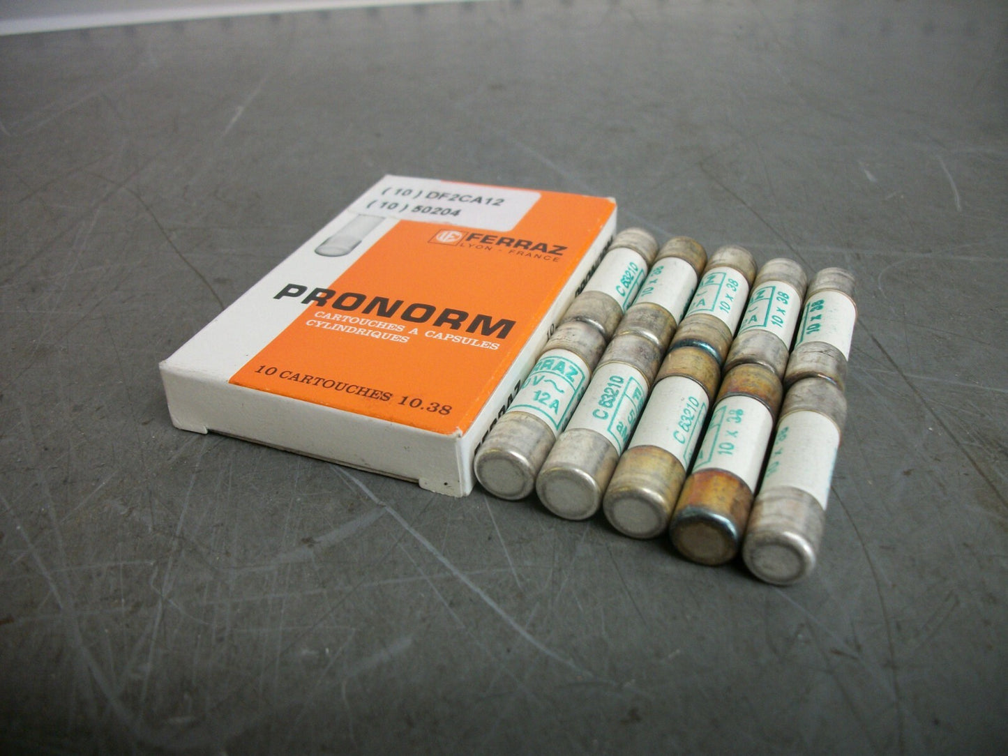 TELEMECANIQUE FERRAZ-SHAWMUT BOX OF 10 10X38 FUSES DF2CA12 12AMP 500VOLT NIB