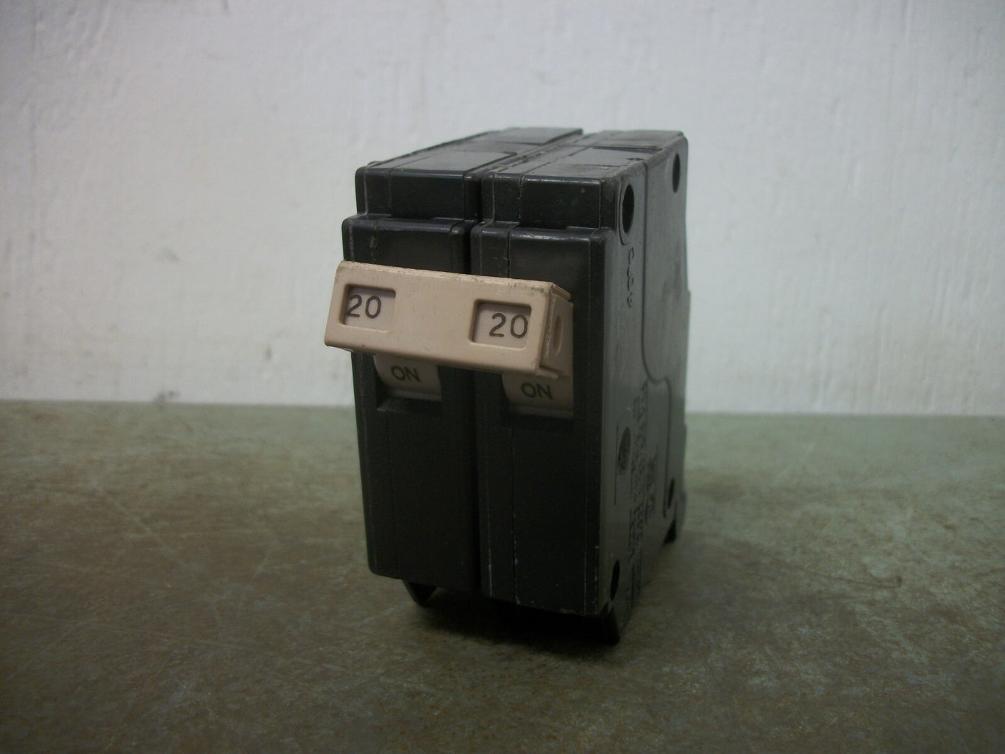 CUTLER-HAMMER CH CIRCUIT BREAKER CH220 20AMP 240VOLT 2POLE NOB