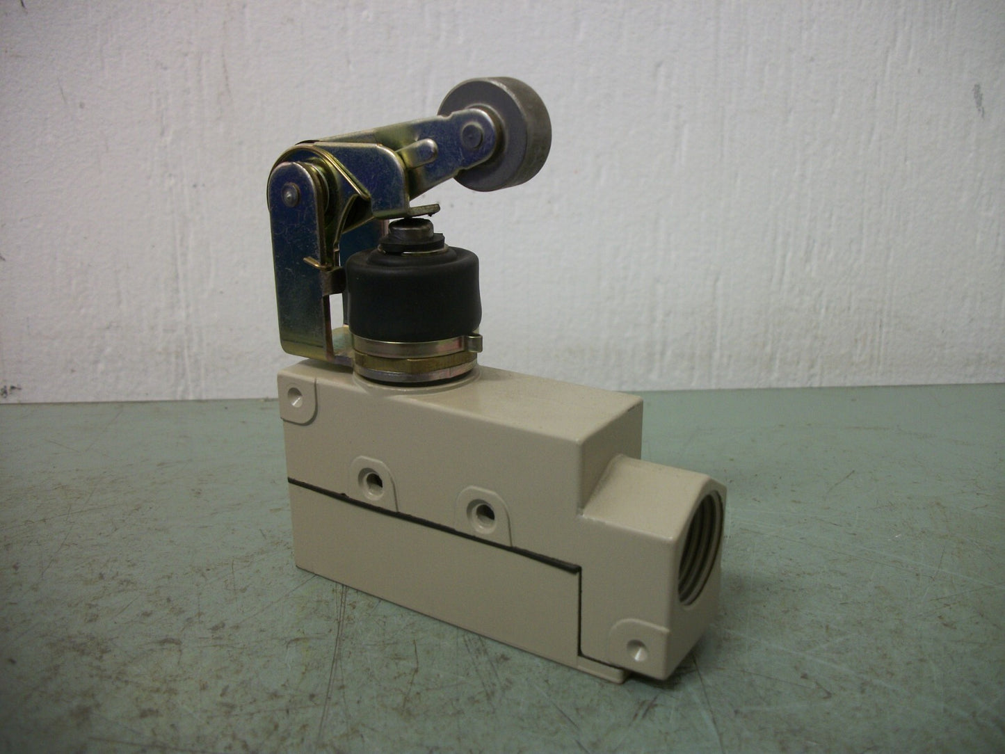 OMRON LIMIT SWITCH ZE-NA2-2S NOB