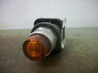 ALLEN-BRADLEY AMBER ILLUMINATED MOMENTARY PUSHBUTTON 800T-QB24A 24VOLT