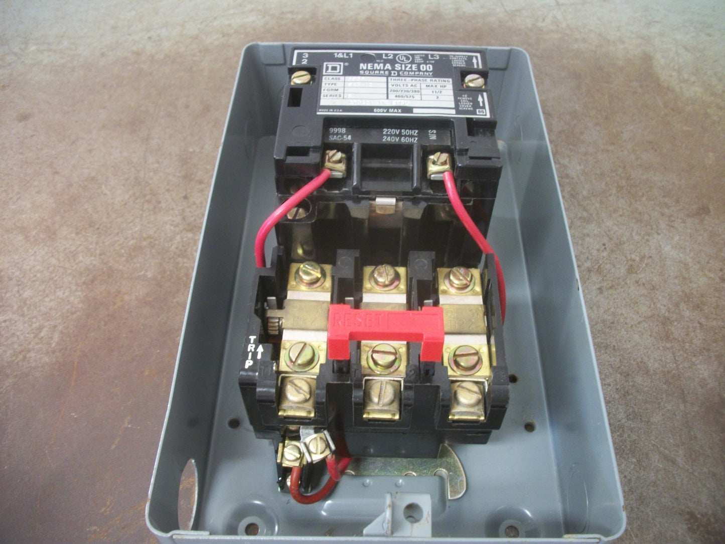 SQUARE D ENCL SIZE 00 MOTOR STARTER 8536SAG12 240VCOIL 3PH 600V 2HP