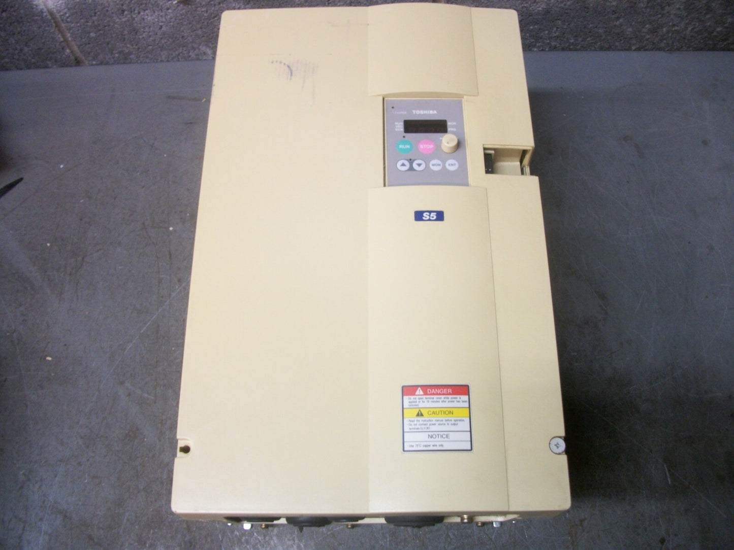TOSHIBA 25HP TRANSISTOR INVERTER DRIVE VFS5-5270UPH 575VOLT 27AMP 3PH
