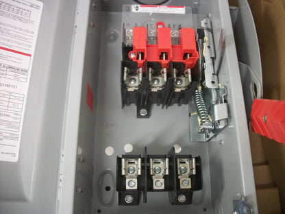 SIEMENS DISCONNECT TYPE 3R HF361R 30AMP 600VOLT 3POLE FUSIBLE NIB